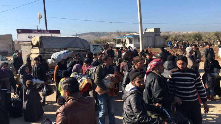 Halepten kaçan binlerce Suriyeli Türkiye sınırında