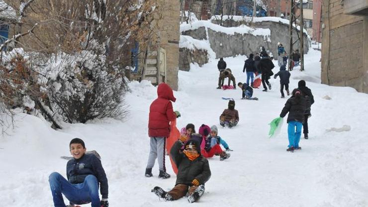 Yoğun kar yağışı okulları yine tatil ettirdi