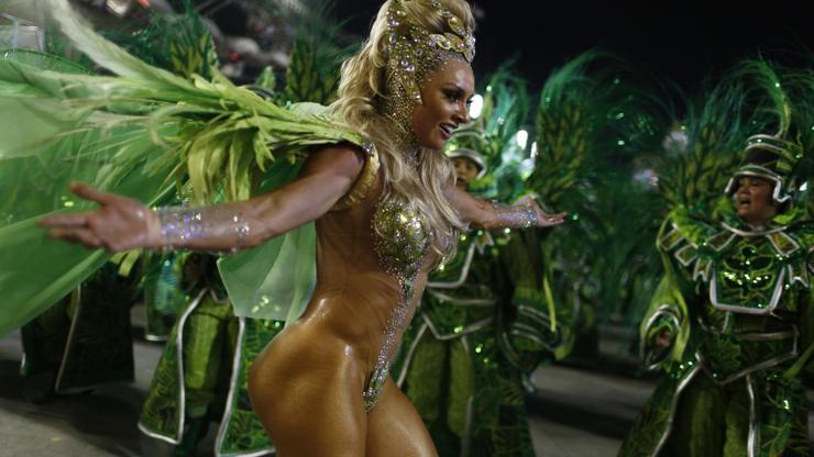Rio Karnavalı tüm hızıyla sürüyor