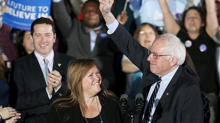 Bernie Sanders New Hampshiredan galip çıkan ilk Yahudi