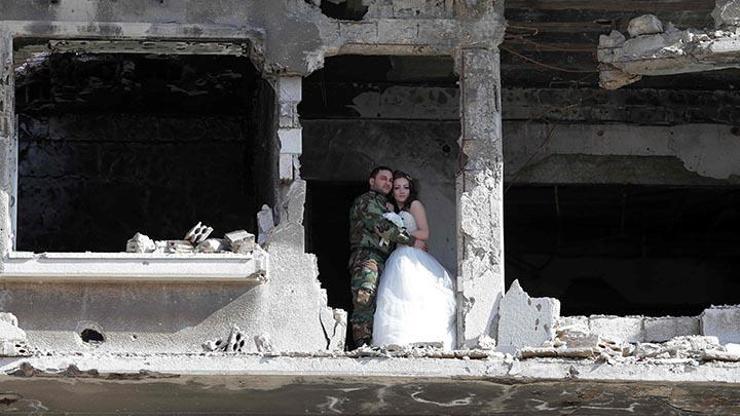 Düğün fotoğraflarını savaşın yıktığı Humusta çektirdiler