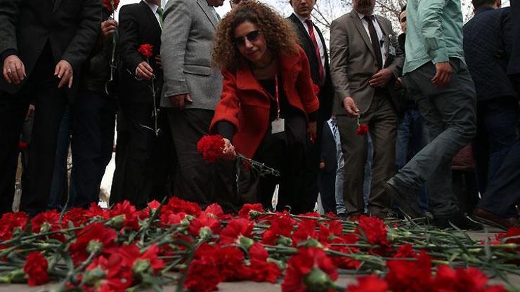 Ankaradaki terör kurbanlarına karanfilli anma
