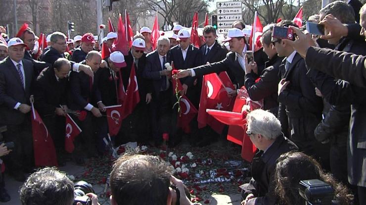 14 STK, Ankaradaki terör kurbanlarını karanfille andı