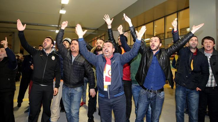 Galatasaray İstanbulda protestoyla karşılandı