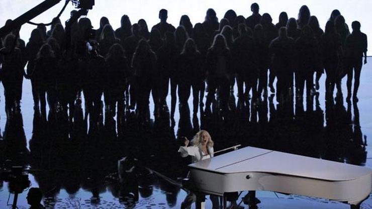 Lady Gaga cinsel istismara uğramış gençlerle sahneye çıktı