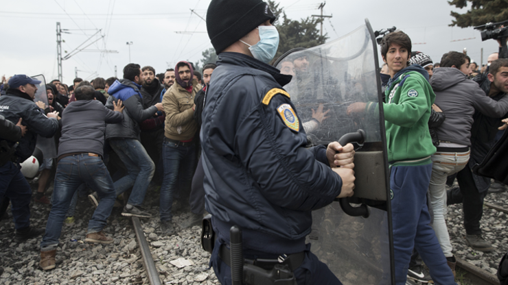 Mülteciler Yunanistan Makedonya sınırında şıkışıp kaldı