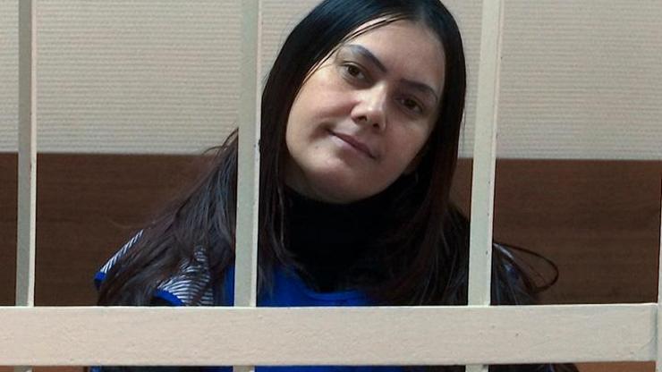 Rusyada küçük çocuğun başını kesen kadın mahkemede böyle görüntülendi