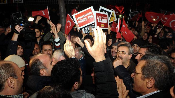 Zaman Gazetesinin önünde protestolar