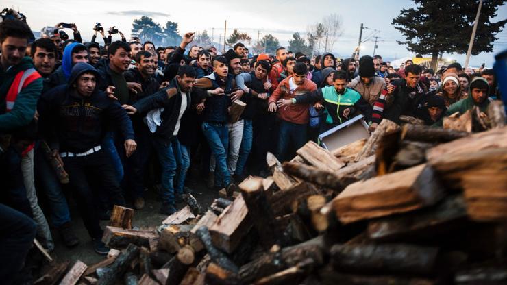 Yunanistan-Makedonya sınırındaki göçmen kampında odun izdihamı