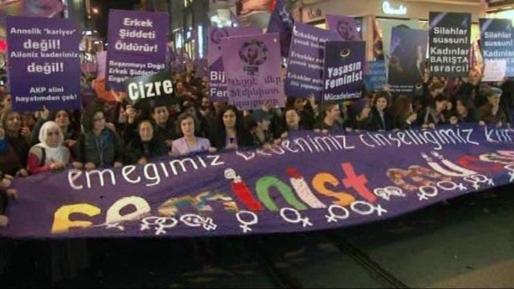 İstanbulda Feminist Kolektifinden kadın yürüyüşü