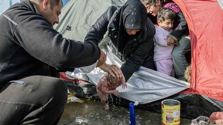 Suriyeli anne yeni doğan bebeğini çamurlu suyla yıkadı