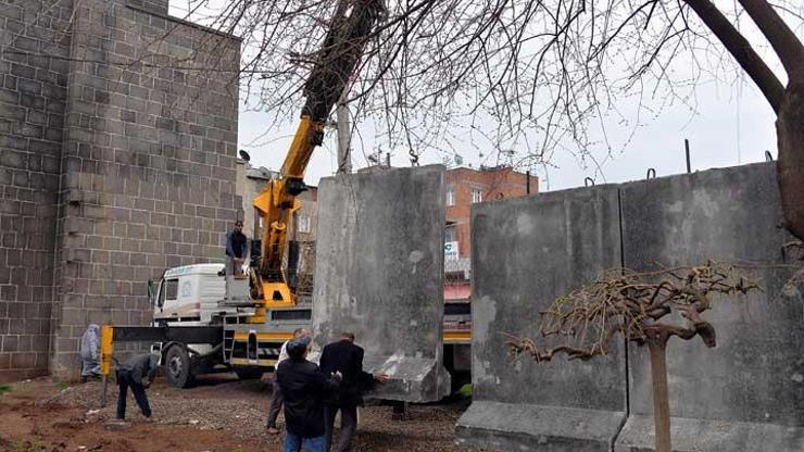 Diyarbakırın Sur ilçesine beton blok yerleştiriliyor