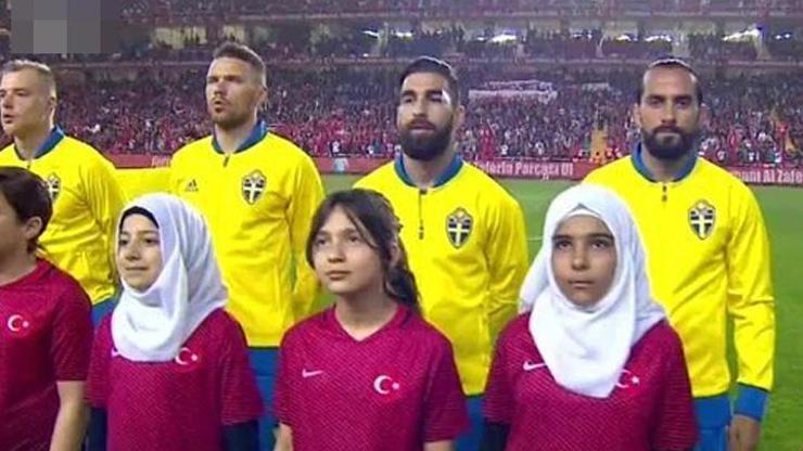 Milliler maç seremonisinde Suriyeli mültecilerle yer aldı