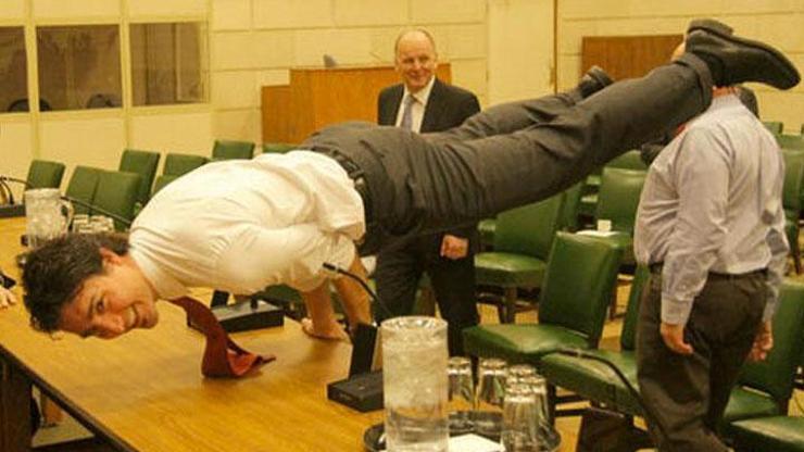 Kanada Başbakanı toplantı masasında yoga yaptı