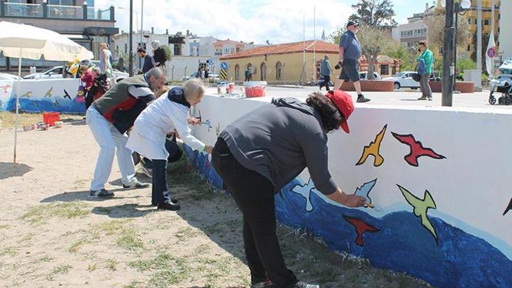 Kuşadası Halk Plajının duvarları süslendi