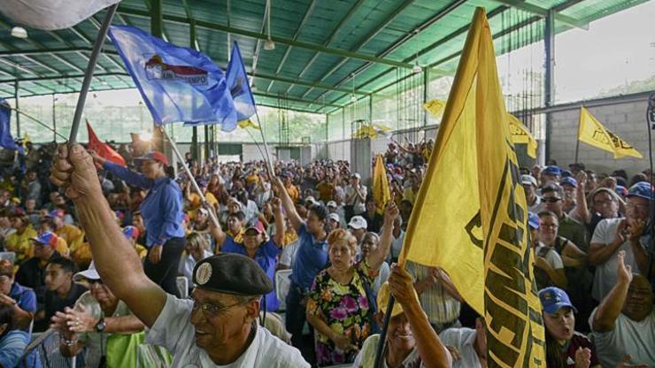 Venezuelada kamu çalışanlarına haftada 5 gün izin
