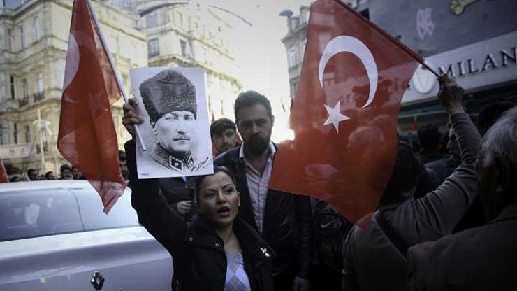 CHPli gençler İstiklalde Laik Türkiye için yürüdü
