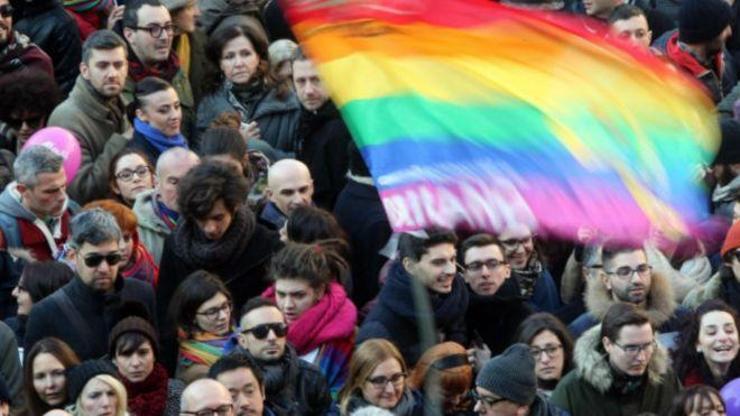 İtalyada eşcinsel birliktelikleri tanıyan yasa kabul edildi