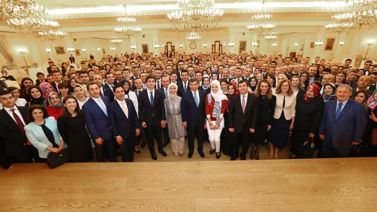 Davutoğlunun Başbakanlık personeliyle veda buluşması