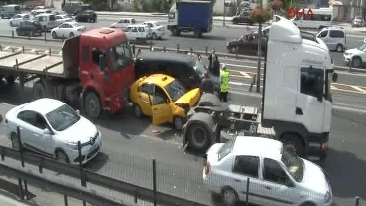 İstanbul Yenibosna'da zincirleme trafik kazası İstanbul Yenibosna'da zincirleme trafik kazası