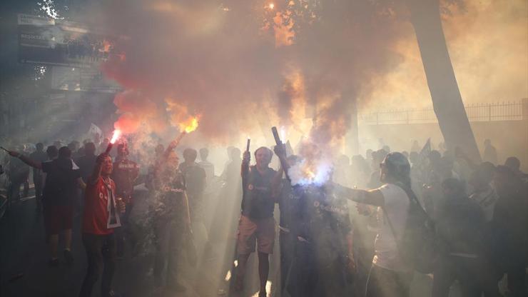 Beşiktaş taraftarı sokaklara döküldü