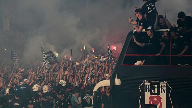 Beşiktaşın şampiyonluk kutlamalarına damgasını vuran arşivlik fotoğraflar