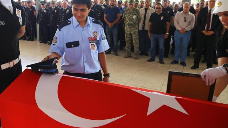 Silahlı saldırı sonucu ölen polis toprağa verildi