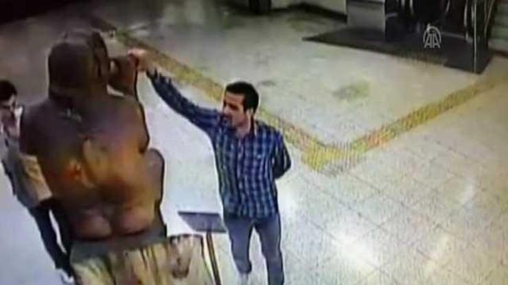 İzmir Metrosundaki heykel saldırıya uğradı