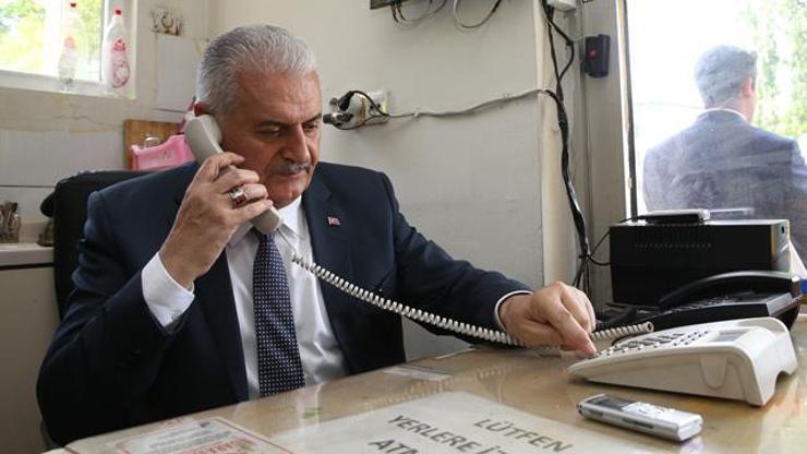 Başbakan Yıldırım, taksi durağını ziyaret etti, telefona baktı