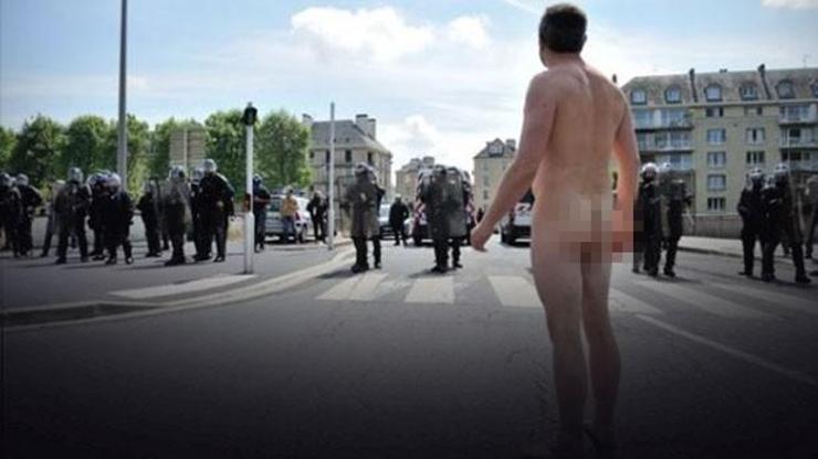 Fransa eylemlerinde polise karşı çıplak adam
