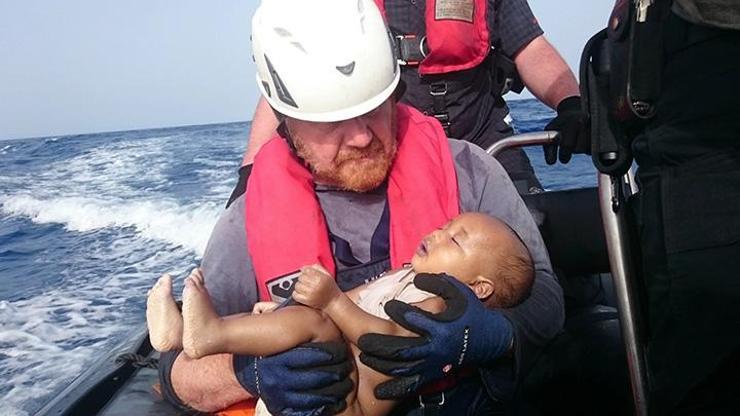 Akdenizde batan mülteci teknesinden bir bebeğin cansız bedenine ulaşıldı