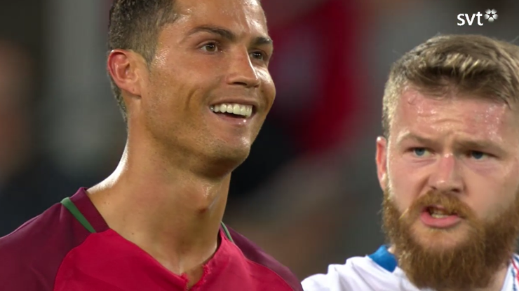 İzlanda kaptanı neden maç bitiminde Ronaldoya doğru koştu
