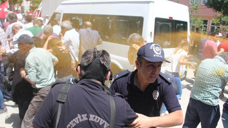 10. Yıl Marşı yasağını protestoya polis müdahalesi