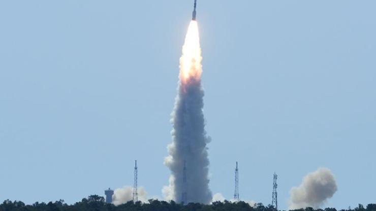 Hindistan uzaya 20 uydu gönderdi