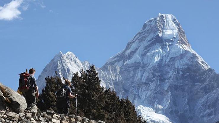 Everestteki anıtlara yazı yazanlar kara listeye alınacak