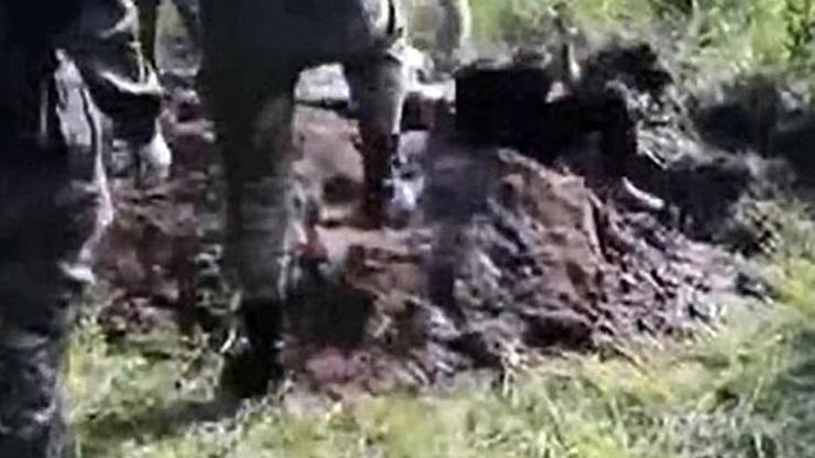 Ukrayna askerleri Rus ayrılıkçıyı diri diri gömdü