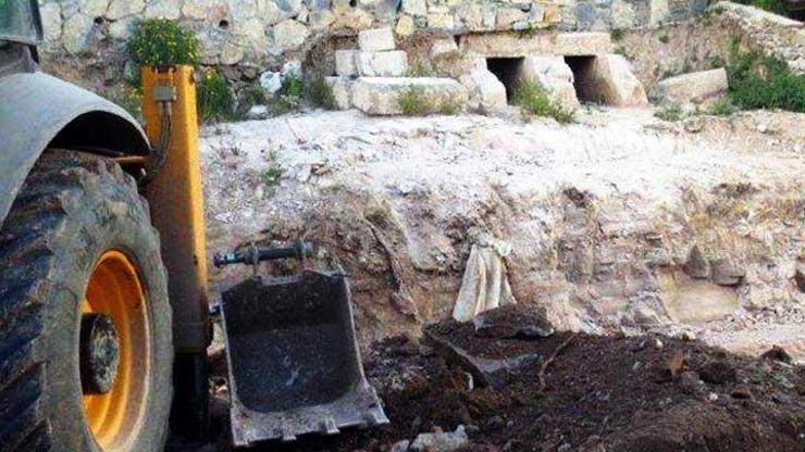 2 bin yıllık mezarlara kepçe tahribi