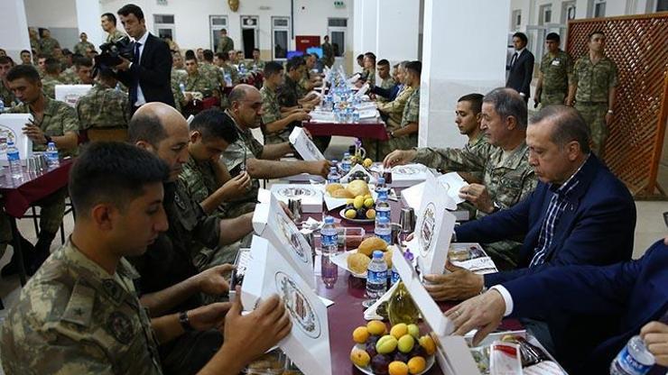 Cumhurbaşkanı Erdoğan Silopide askerlerle iftar yaptı