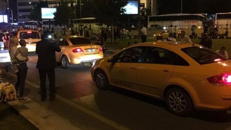Atatürk Havalimanında taksiciler fırsatçılık yapıyor iddiası