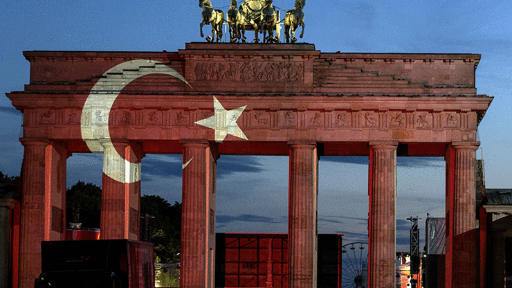Brandenburg Kapısı Türk bayrağı renklerine büründü