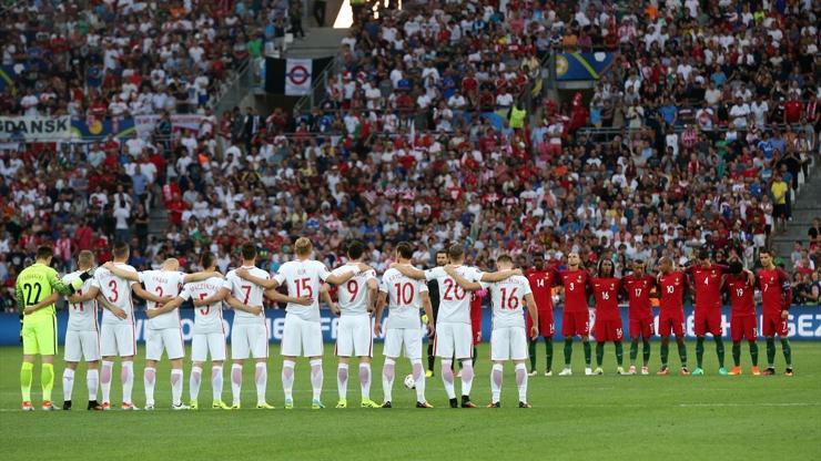 EURO 2016da İstanbul için saygı duruşu yapıldı