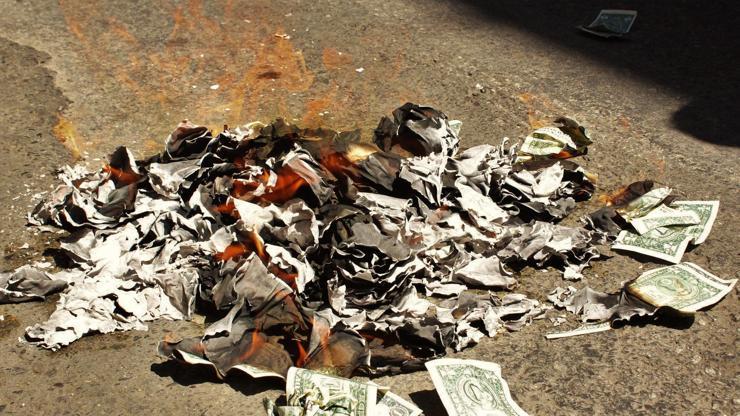 Müzisyenler sokak ortasında 5 bin doları yaktı