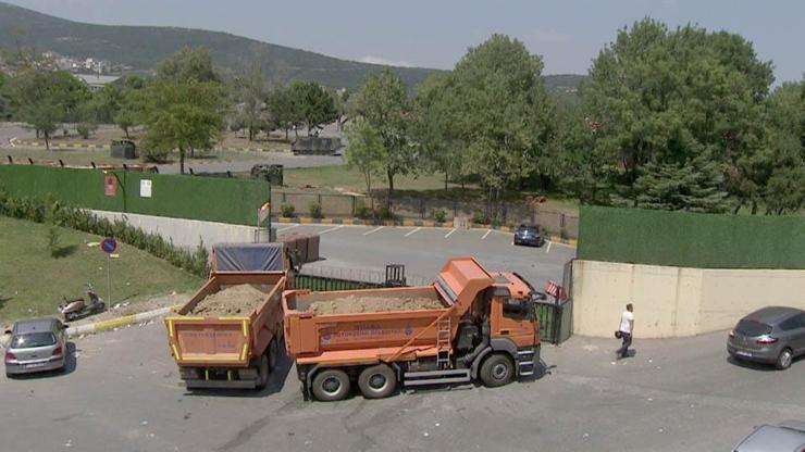 Askeri tesislerin önünde kamyonlar bekliyor