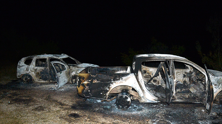 Tuncelide yol kesen PKKlı teröristler araçları yaktı