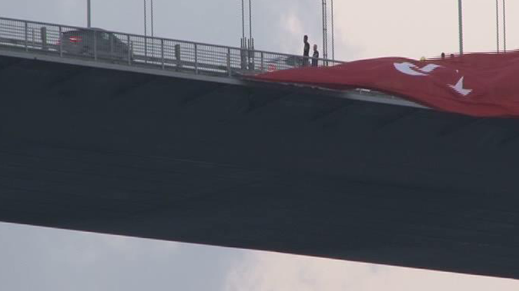 Köprüde intihar etmek isteyen kişi 4 saatte ikna edildi