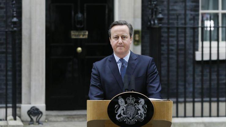 Eski İngiltere Başbakanı Camerondan eşe dosta Kraliyet Nişanı