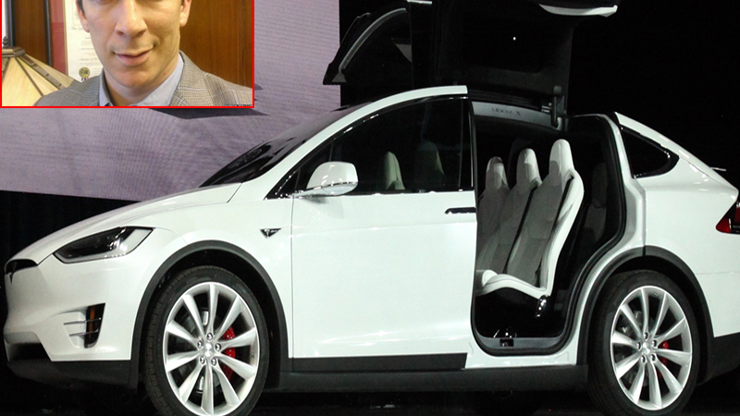 Tesla otomobil sürücüsünü hastaneye yetiştirdi