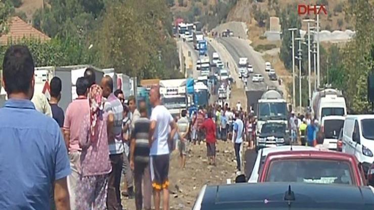 Köylüler Bodrum yolunu 3 saat kapadı, araç kuyruğu 10 kilometreye uzadı
