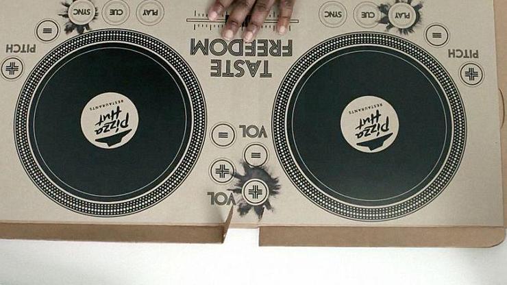 DJ tablalı pizza kutusu