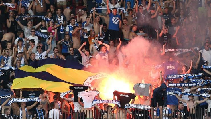 Grasshoppers taraftarları tribünde Fenerbahçe bayrağı yaktı